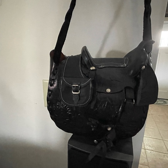 Super cute saddle purse - Picture 3 of 9